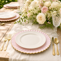 Assiettes de présentation festonnées rose pâle et or de 13 pouces en gros, sous-assiettes en plastique PP de haute qualité pour la décoration de tables de mariage et de banquets