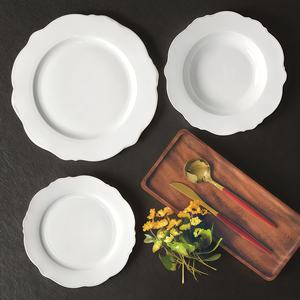 Piring pernikahan tepi bergigi putih grosir, piring makan malam daun teratai tulang cina, piring pengisi daya Renda keramik - Product Image 3