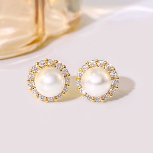 Boucles d'oreilles classiques en or plaqué 18 carats avec zircon cubique et perle pour femmes - Product Image 2