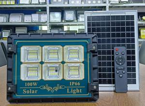 ไฟสปอร์ตไลท์ LED พลังงานแสงอาทิตย์ 100W SMD IP67 ตัวเรือน ABS แบตเตอรี่ลิเธียมโพลีซิลิคอน พร้อมเซ็นเซอร์ตรวจจับแสง ได้รับการรับรองมาตรฐาน CE แสงขาว 5000K 120 องศา - Product Image 2