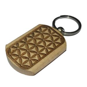 Achetez un porte-clés tendance en bois gravé avec un symbole de création universelle - Product Image 1
