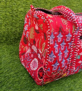 Sac de voyage en coton patchwork pour femmes magnifiquement conçu, bandoulière confortable avec fermeture éclair, facile à transporter - Product Image 3