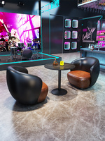 Netflix confortable simple bar club hôtel aire de repos bistro tables et chaises canapé