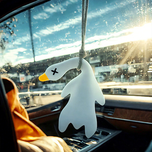 Phim hoạt hình dễ thương tự động trang trí nội thất Mặt dây chuyền phụ kiện nội thất hài hước Anime vịt xe gương mặt dây chuyền - Product Image 3