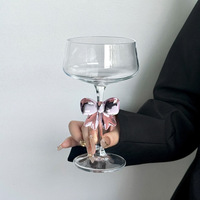 Lot en gros : Verres à flûte créatifs en forme de nœud papillon, style Instagram, pour couples coréens, sans pied, soufflés à la main, modernes et minimalistes