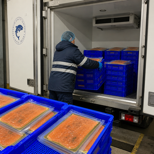 Fette di Salmone Affumicato a Freddo di Grado E, 100% Disossato e Senza Pelle, su Cartoncino Dorato per Chef Professionisti - Product Image 4