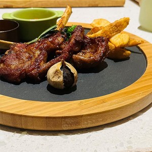Tabla de cortar redonda de bambú con superficie de piedra para servir carne, queso y desayuno - Product Image 2