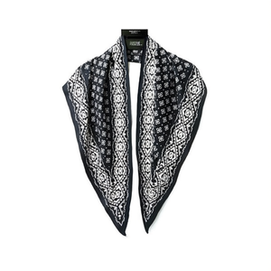 Sciarpa Triangolare Multifunzionale 135x60cm, Accessorio Indossabile Lavorato a Maglia con Motivi - Product Image 1