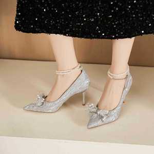 Zapatos de Novia con Tacón de Aguja, Punta Puntiaguda, Correa en el Tobillo, Decoración de Perlas y Forro de Satén - Product Image 2