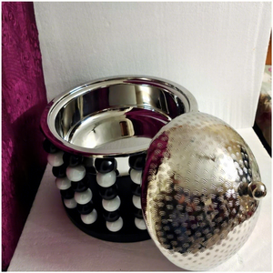 Cacerola de Metal de Buena Calidad con Asa de Acero Inoxidable, Tapa con Acabado Blanco y Negro Ecológico, Diseño Moderno para Cocina - Product Image 1