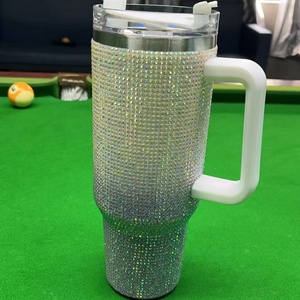 Vaso Térmico de Acero Inoxidable con Aislamiento al Vacío, con Asa y Tapa, de 40oz, con Diseño de Diamantes de Imitación - Product Image 5