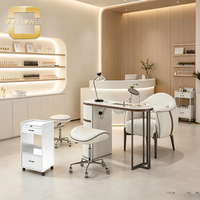 Station de travail professionnelle pour ongles avec design à bords incurvés et grand plateau pour salon d'esthétique