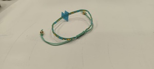 Bracelet artisanal Sstringz en perles Miyuki Delica bleu turquoise avec accents dorés, réglable, motif cœur central, amitié - Product Image 2