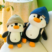 Peluche pingouin kawaii douce en gros d'usine avec bonnet et sac à dos pour la décoration de fête d'anniversaire des enfants et cadeau de festival