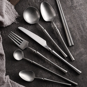 Juego de Cubiertos Vintage de Acero Inoxidable 304, Diseño Delgado, Acabado Antiguo, para Uso en Interiores y Exteriores, Incluye Cuchillo, Tenedor, Cuchara y Palillos - Product Image 3
