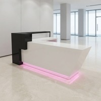 Comptoir de réception en L sur mesure avec éclairage LED, comptoir moderne en surface solide pour hall d'hôtel ou bureau