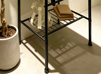 Meuble de salle de bain vintage noir mat pour suites d'hôtel, meuble-lavabo à cadre métallique, console de vanité de style transitionnel avec pieds en acier inoxydable 304