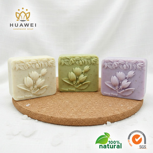 Jabón de ramo de flores bellamente diseñado que ayuda a eliminar las células muertas de la piel, una barra aclaradora para una piel radiante. - Product Image 1
