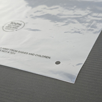 Sac d'emballage auto-adhésif en LDPE avec impression noir et blanc de taille personnalisée, sac en plastique OPP transparent en matériaux recyclés pour vêtements