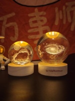 Boule de cristal galaxie personnalisable en gros directement de l'usine, gravure interne 3D, veilleuse LED, boule de cristal avec base en bois