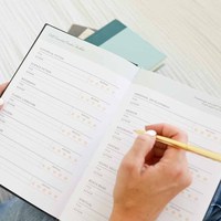 Carnet de notes personnalisé 2025 : Agenda quotidien, hebdomadaire et mensuel, journal de lecture et suivi pour les amateurs de livres