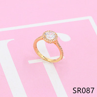Bague en métal géométrique vintage SR8, démarquez-vous dans le style urbain. Accessoires uniques et cool.