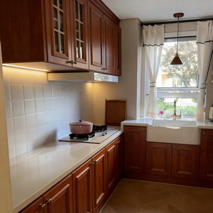 <span class=keywords><strong>Cuisine</strong></span> BALOM sur mesure de style campagnard français avec armoires blanches, unités murales en bois clair, portes en treillis de verre et disposition en L - Product Image 4