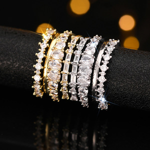 Set di Quattro Anelli Geometrici Scintillanti per Donne, Elegante Gioiello per Matrimonio e Fidanzamento - Product Image 1