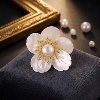 Élégante broche fleur en nacre pour femme, épingle vintage tournesol en perle, cadeau de mariage ou fête des Mères, accessoire de manteau