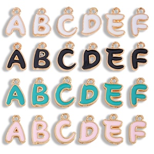 Breloques en émail à motif de lettres de dessin animé A-Z, pendentifs à 26 lettres anglaises en alliage de zinc, accessoires de bijoux DIY pour porte-clés - Product Image 1
