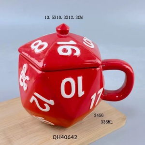 L Critical Hit D20 Tasse à café en céramique de couleur rouge avec numéro de conception 3D avec couvercle pour le petit-déjeuner, les boissons ou les cadeaux. - Product Image 4