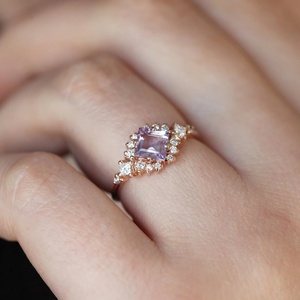 แหวนหมั้นและแต่งงานทรงเพชรประดับอเมทิสต์สีม่วงลาเวนเดอร์ชุบทองคำขาว S925 พร้อมเพชร CZ หลายเม็ด - Product Image 6