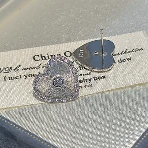 Boucles d'oreilles en argent pur S925, cœur brossé, design vintage et de niche, luxe léger, simple, en forme de cœur avec diamant comme pierre principale - Product Image 4