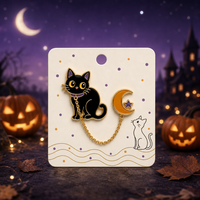 Halloween Schwarze Katzen-Brosche mit Mondanhänger, Weiche Emaille-Anstecknadel, Gruseliger Schmuck, Großhandel Anstecknadeln, Kundenspezifische Metallabzeichen, OEM-Fabrik