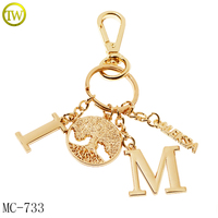 Fabricant de porte-clés de luxe personnalisés, accessoires de sac à main plaqués or, étiquettes de chaîne en métal avec logo en relief pour valise