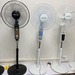 Ventilateur solaire domestique sur pied de 16 pouces avec panneau solaire, lumière anti-moustiques, alimentation hybride solaire et AC, autonomie de 10 à 12 heures - Product Image 3