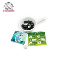 Zwarte bubblegumbal met dobbelsteenspel en sticker, fruit smaak, grappig snoepgoed