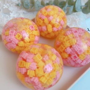 Balle anti-stress rose et jaune en forme de brique, jouet de décompression malléable avec intérieur en plastique transparent, mignon pour filles, idéal pour le bureau ou comme cadeau de fête - Product Image 2