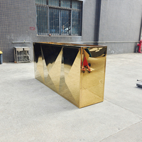 Pyramidenförmiger Facetten-Relief Goldspiegel Bartresen Rechteckige Cocktailbar Metallrahmen Hotel-Möbel Bankett-Lounges