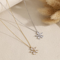 Collier en acier inoxydable de mode exquise avec fleur en zircon, pendentif plaqué or 18 carats pour femmes