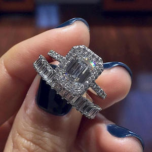 F902 แหวนเพชรทรงเหลี่ยมมรกตสีขาวทองสำหรับผู้หญิง ประดับด้วยหินด้านข้างทรงบาแกตต์ สี D ธรรมชาติ เครื่องประดับหมั้น - Product Image 3