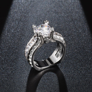 Anello con Grande Pietra Centrale per Donne, Gioielli Eleganti e Scintillanti, Vendita all'Ingrosso - Product Image 1