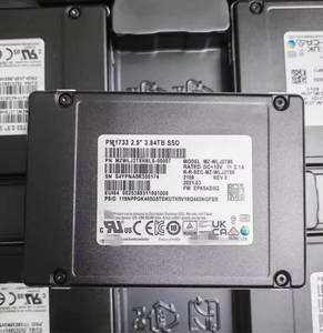 PM1743 MZWLO7T6HBLA-00A07 7.68TB U.2 PCIe 5.0 X4 (NVMe) 2.5 pouces SSD interne d'entreprise à semi-conducteurs - Product Image 1