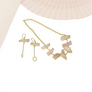 Collar de cadena con eslabones de cuarzo rosa natural hecho a mano para mujer, chapado en oro, estilo lindo con detalles rosados sutiles. - Product Image 1