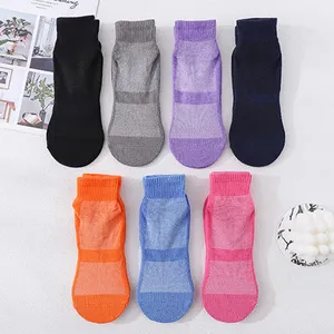 High Quality Customized Short Silicone Dots Cotton Unisex Breathable Sweat Absorption Football Sports Floor Socks