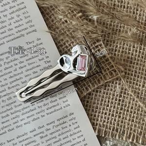 กิ๊บติดผมโลหะผสมสีเทาเงินทันสมัยสำหรับผู้หญิง กิ๊บรูปหัวใจแบบปากเป็ด ติดผมหน้าม้า ไม่ลื่นหลุด เครื่องประดับผม - Product Image 3