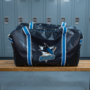 Grand sac de sport en PVC noir avec sangles blanches et bleues et logo personnalisé - Product Image 1