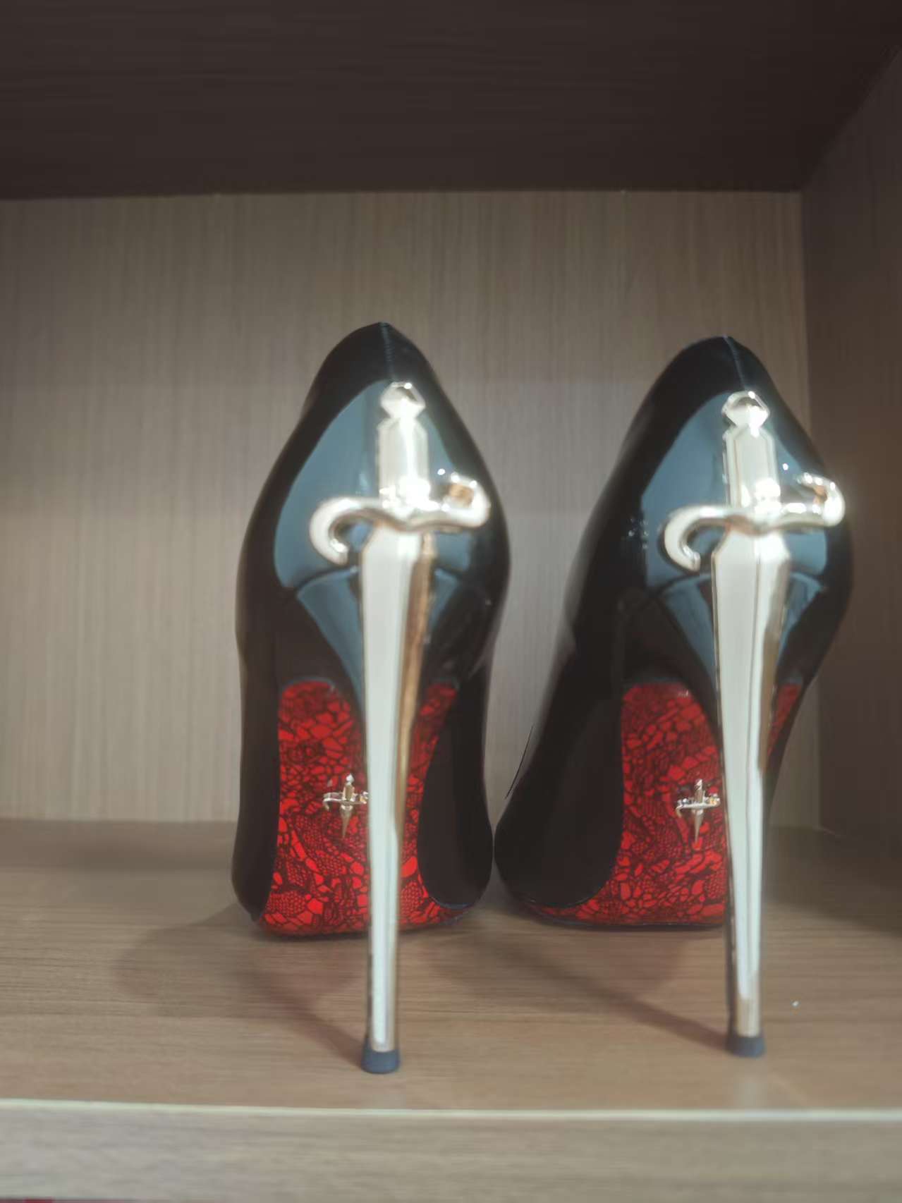 Hebilla plateada negra de 8 cm.