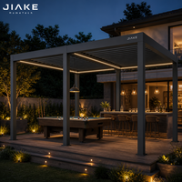 Pergola à lames orientables en aluminium avec espace de jeu de billard pour divertir les invités dans la cour, sur la terrasse et lors de soirées en famille