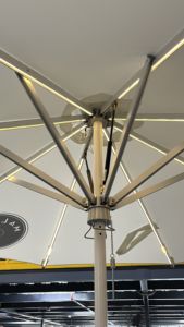 Parasol d'extérieur moderne en aluminium imperméable avec support lumineux et base en granit pour jardin, <span class=keywords><strong>parc</strong></span> et terrasse - Product Image 2
